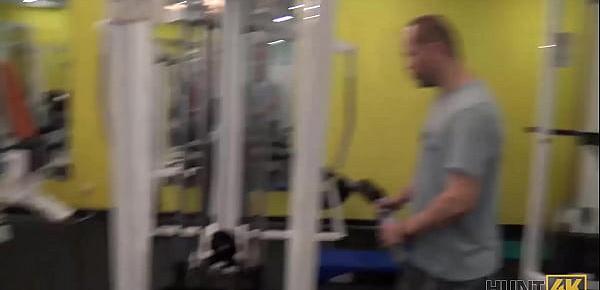 HUNT4K. Nettes Mädchen anstatt zu trainieren hat Sex im Fitnessstudio mit einem reichen Jäger